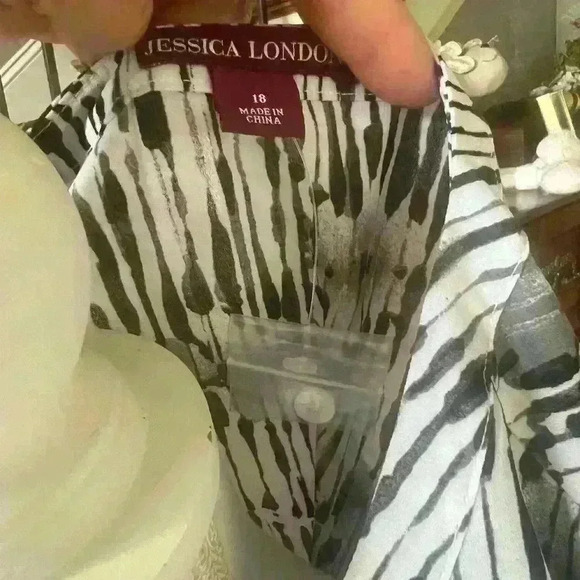Jessica London blouse size 18. NWOT. Extra button still on tag. Black and white - Picture 11 of 12